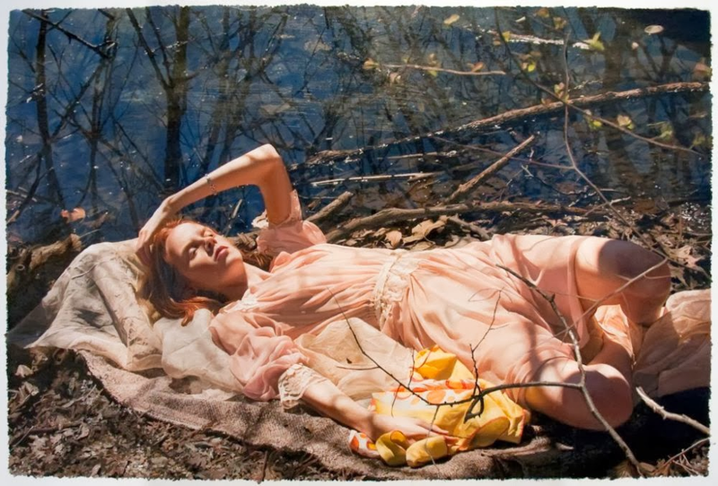 Illustration for article titled Sensual images of dreamy women are actually incredible oil paintings